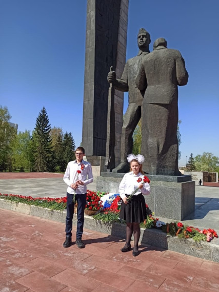 Возложение цветов к Мемориалу Славы на площади Победы.
